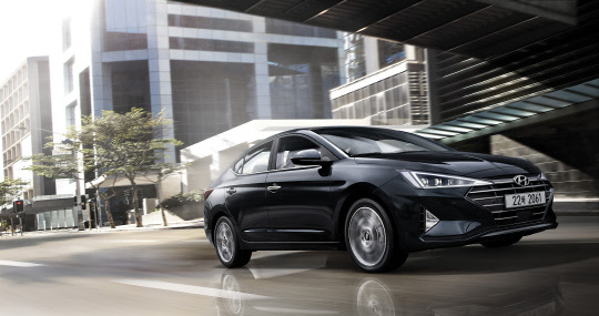 현대차는 6일 경기도 남양주시 '스튜디오 담'에서 더 뉴 아반떼 공식 출시 행사와 시승회를 갖고 본격 판매에 돌입했다. 차량은 지난 2015년 9월 출시한 아반떼(AD)의 부분변경모델이다. 더 뉴 아반떼. <현대자동차 제공>